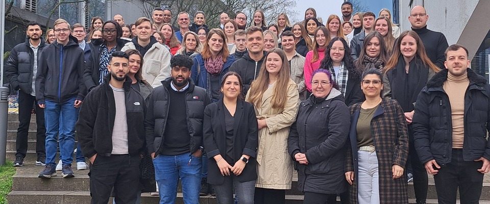 Gezeigt wird ein Gruppenbild mit den Lehrgangsteilnehmerinnen und -teilnehmern des verkürzten Vorbereitungsdienstes.